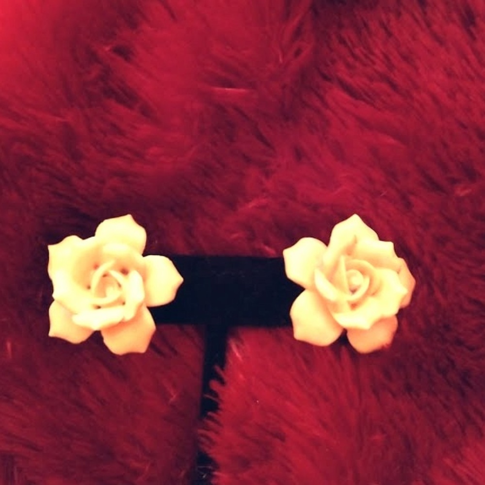 Very Vintage Yellow Rose Screw Back Earrings